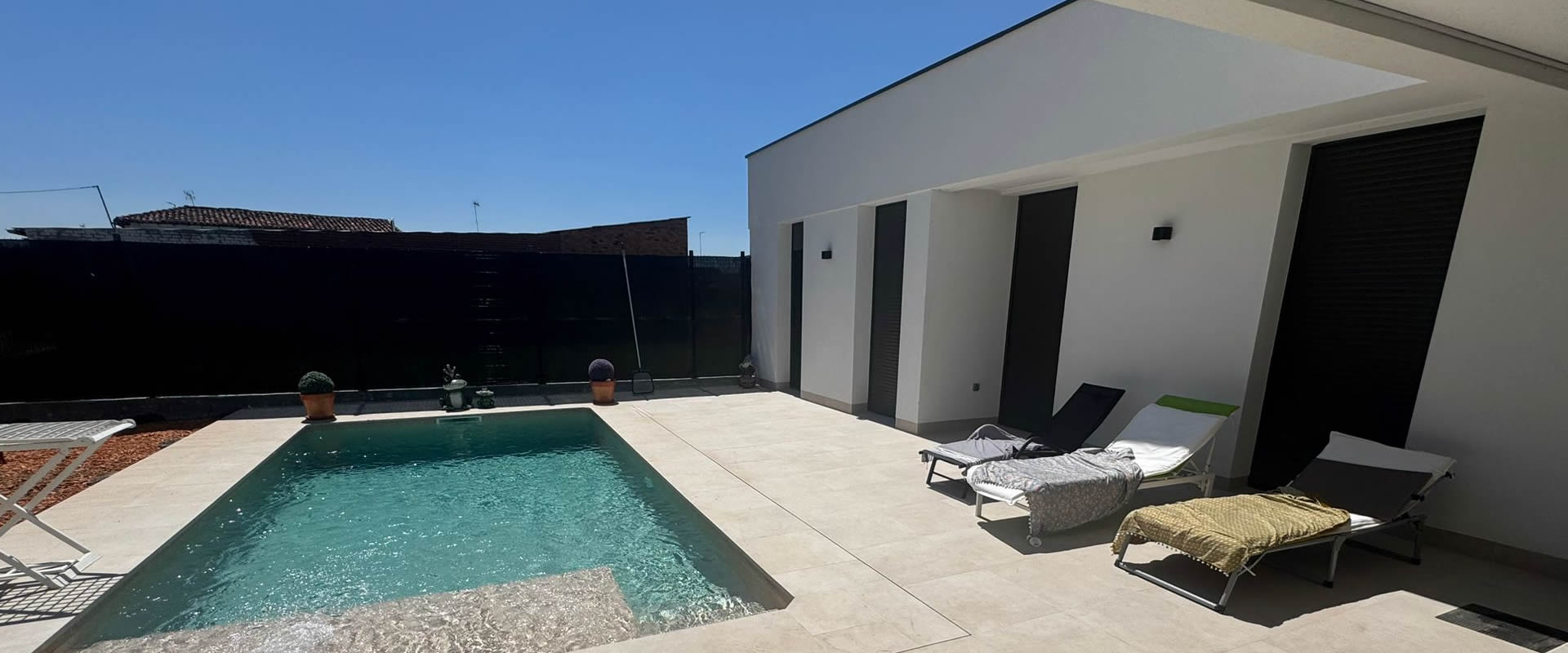 patio y piscina